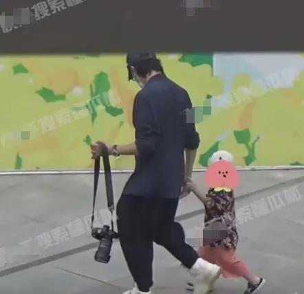 狗仔爆料出两个孩子视频,明星家庭甜蜜亲子时光